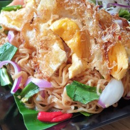 ยำมาม่าไข่ดาวกรอบ