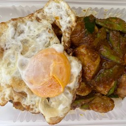 ผัดพริกแกงหมูชิ้นไข่ดาว