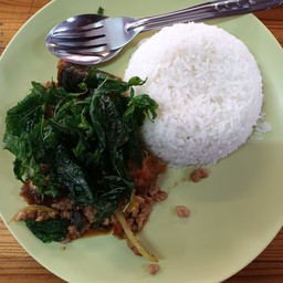 ข้าวกระเพาไข่เยี่ยวม้า