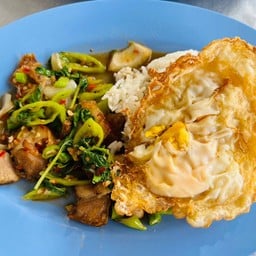 กระเพราหมูกรอบราดข้าวไข่ดาว