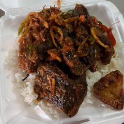 ผัดเผ็ดปลาดุกทอดกรอบ