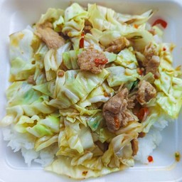 ผัดกะหล่ำปลีราดข้าว