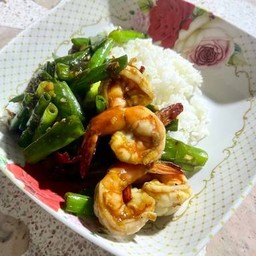 ผัดดอกหอมใส่กุ้งราดข้าว