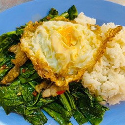 คะน้าหมูกรอบราดข้าวไข่ดาว