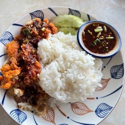 ข้าวไก่ทอดน้ำจิ้มแจ่ว