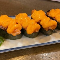 ซูชิแซลมอนซอสไข่กุ้ง4 คำ