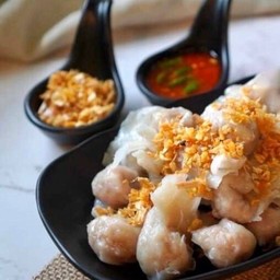 เกี๊ยวปลาลวกจิ้ม (12 ลูก) พร้อมซีฟู้ด + กระเทียมเจียว หอมอร่อย