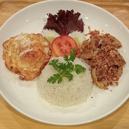 ข้าวหมูกระเทียมไข่เป็ดกรอบ
