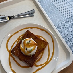 โทสต์น้ำตาลกรอบและซอสคาราเมล (เลือกไอศกรีมได้)