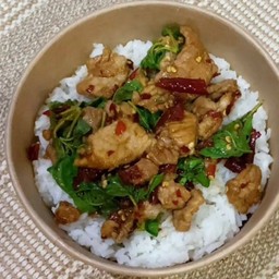 ข้าวราดกระเพราะหมูชิ้น