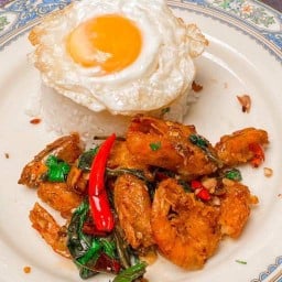 ข้าวกะเพรากุ้งกรอบ..อร่อยเฉย (ฟรีไข่ดาว 1 ใบ)