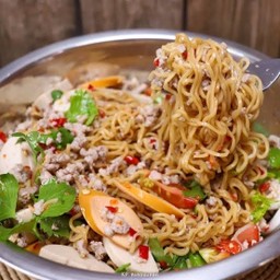 ยำมาม่า + หมูสับหมูยอ