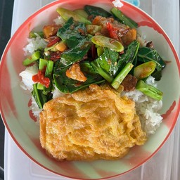 ผัดคะน้าหมูกรอบ+ไข่เจียว หรือ ไข่ดาว