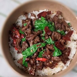 [อร่อยซ่ากับโค้ก] ข้าวราดกระเพราะเนื้อ +  โค้ก ออริจินัล (ขวด)