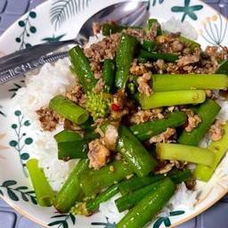 ผัดดอกหอมใส่หมูสับราดข้าว