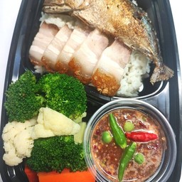 ข้าวน้ำพริกกะปิปลาทู+หมูกรอบ