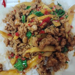 กระเพราหมูสับหน่อไม้