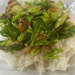 คะน้าหมูกรอบราดข้าว