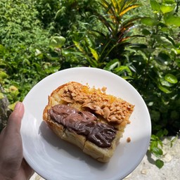 นูเทลล่าหรือเนยถั่ว (เลือกได้หรืออย่างละครึ่งก็ได้)