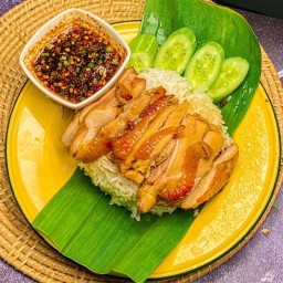 ข้าวไก่ย่าง อร่อยเฉยย น้ำจิ้มแจ่ว