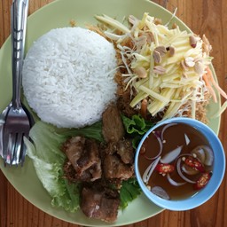 ข้าวซี่โครงกระเทียม+ยำปลาดุกฟู