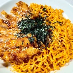 มาม่าเกาหลี + ไก่กรอบ