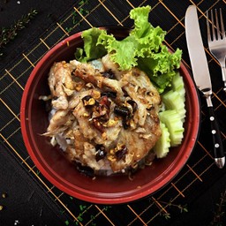 ข้าวหน้าหมูชิ้นคั่วพริกแห้ง