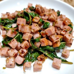 ข้าวราดกระเพราแฮมหมู แบบแผ่น