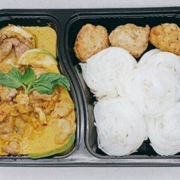 เขียวหวานเนื้อ ข้าว หรือ ขนมจีน + ทอดมันหมู 3 ชิ้น