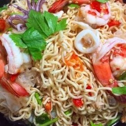 ยำมาม่าทะเล+หมูสับ อร่อยมาก