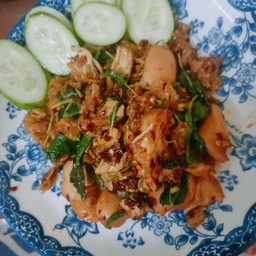 ไก่กรอบผัดกระเพรา เป็นกลับข้าว