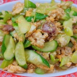 ข้าวราดแตงกวาผัดไข่