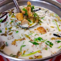 ต้มกะทิปลาสลิดทอดใบมะขามอ่อน