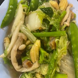 ผัดผักรวมมิตรหมูกรอบ