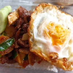 พริกแกงเครื่องในไก่หน่อไม้ดองไข่ดาว(ราดข้าว