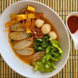 ก๋วยเตี๋ยวต้มยำพริกเผาลูกชิ้นปลา