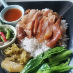 ข้าวขาหมูสีลม กับ กะเพราโครตอร่อย ท่าข้าม28