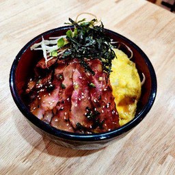 ข้าวหน้าเบคอนไข่ข้น