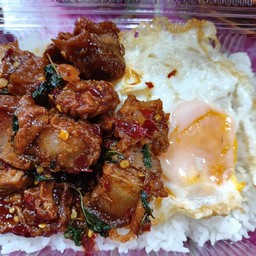 กะเพราหมูกรอบ+ไข่ดาว