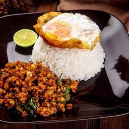 ข้าวกระเพราหมูสับหมีปรุง