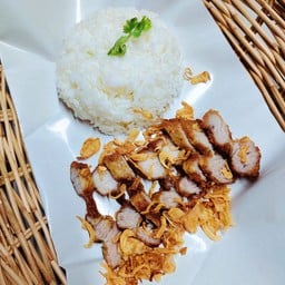 ข้าวหมูสามชั้นทอดน้ำปลา