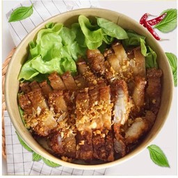 (กับข้าว)หมูสามชั้นทอดน้ำปลา น้ำจิ้มแจ่ว