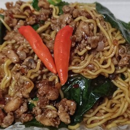 บะหมี่กะเพราอกไก่สับ