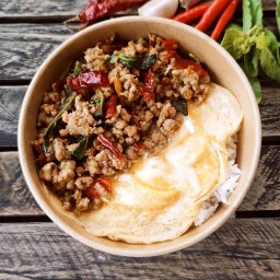 กะเพราหลังบ้าน ข้าวกะเพราเนื้อโคขุน หมู  ไข่ข้น