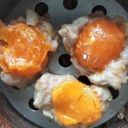 หมูไข่แดง