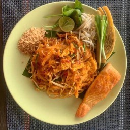 ผัดไทยแซลมอลกริล