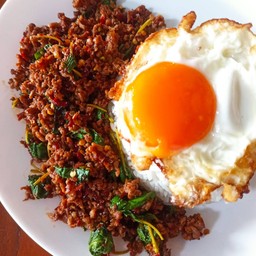 กระเพราพริกแห้ง ราดข้าว (เลือกเนื้อสัตว์ด้านใน)