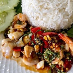 910 ข้าวผัดกระเพราทะเล