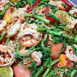 ยำมาม่ากุ้งสุกกะเฉดหมูสับ