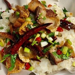 หมูกรอบคั่วเกลือราดข้าว